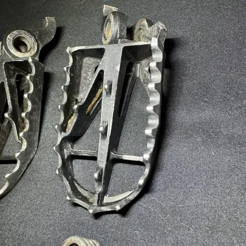 2009-2022 Kawasaki KX250F KX250X OEM Foot Pegs 2009-2018 KX450F (Footpegs Stock)