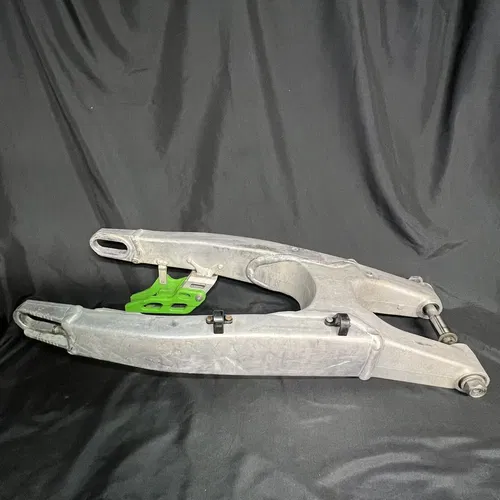 17-20 2020 Kawasaki KX250F OEM Swingarm 33001-0728 Swing Arm KX250 KX 250 20