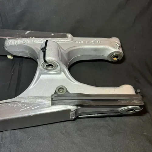 2004 SUZUKI 00-07 DRZ400 DRZ400E OEM SWINGARM SWING ARM SUSPENSION 61000-29F00
