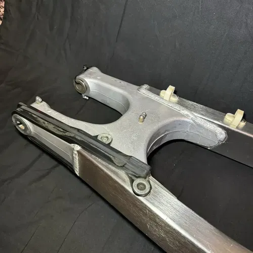 2004 SUZUKI 00-07 DRZ400 DRZ400E OEM SWINGARM SWING ARM SUSPENSION 61000-29F00