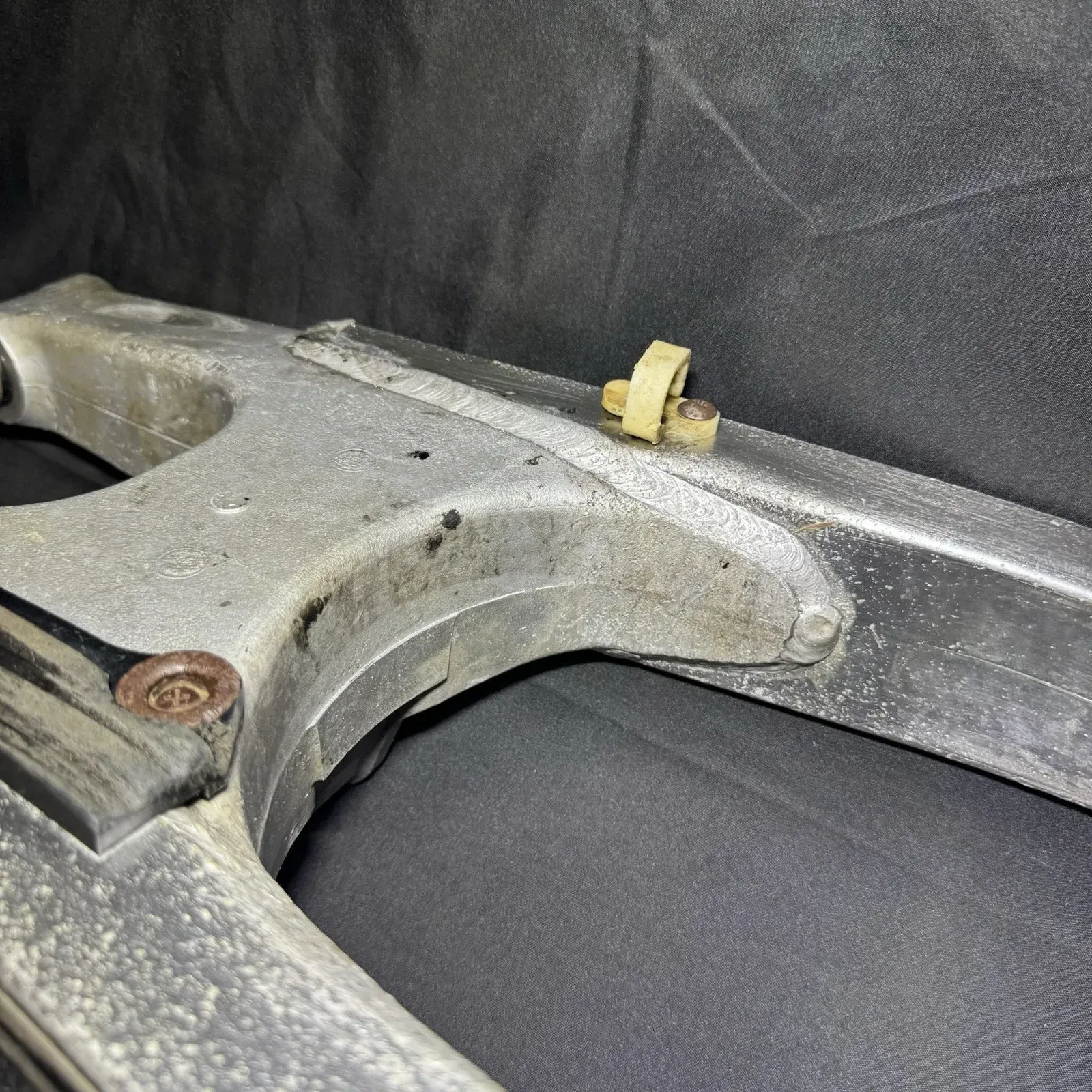 2002 96-06 RM125 RM250 OEM SWINGARM REAR SUSPENSION WHEEL SUPPORT 61000-37F40