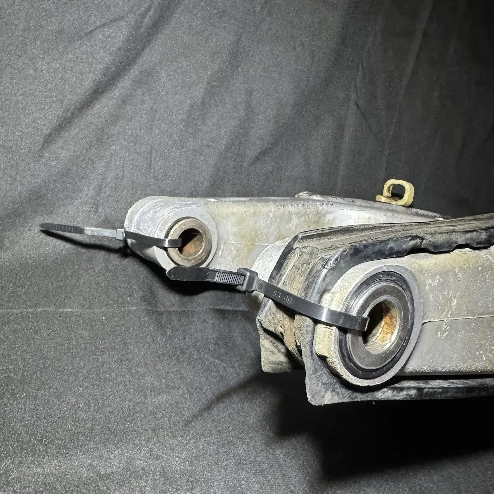 2002 96-06 RM125 RM250 OEM SWINGARM REAR SUSPENSION WHEEL SUPPORT 61000-37F40