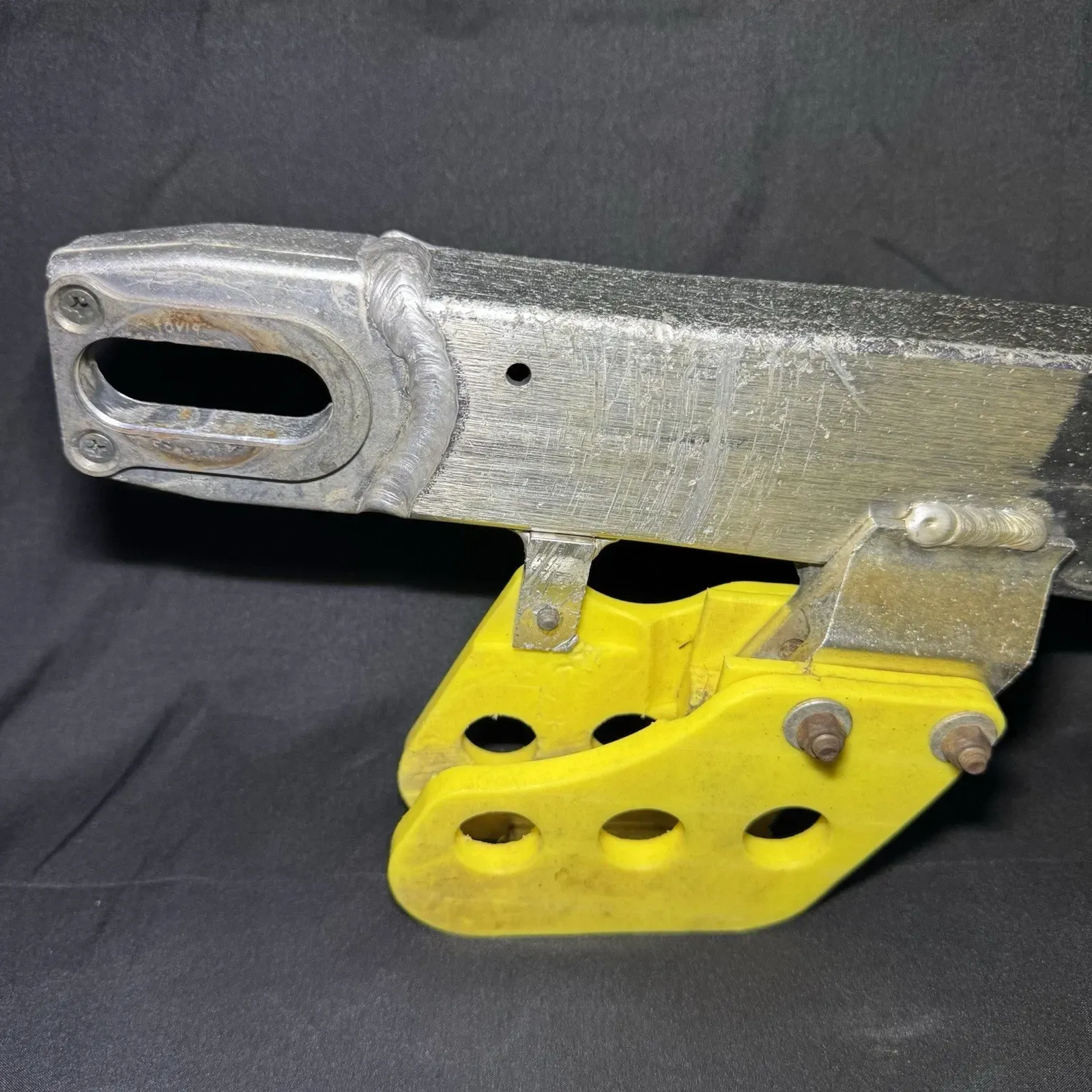 2002 96-06 RM125 RM250 OEM SWINGARM REAR SUSPENSION WHEEL SUPPORT 61000-37F40