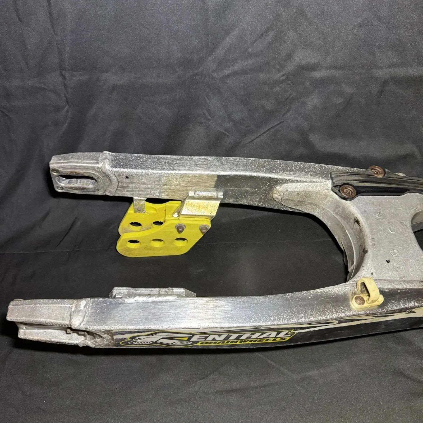 2002 96-06 RM125 RM250 OEM SWINGARM REAR SUSPENSION WHEEL SUPPORT 61000-37F40