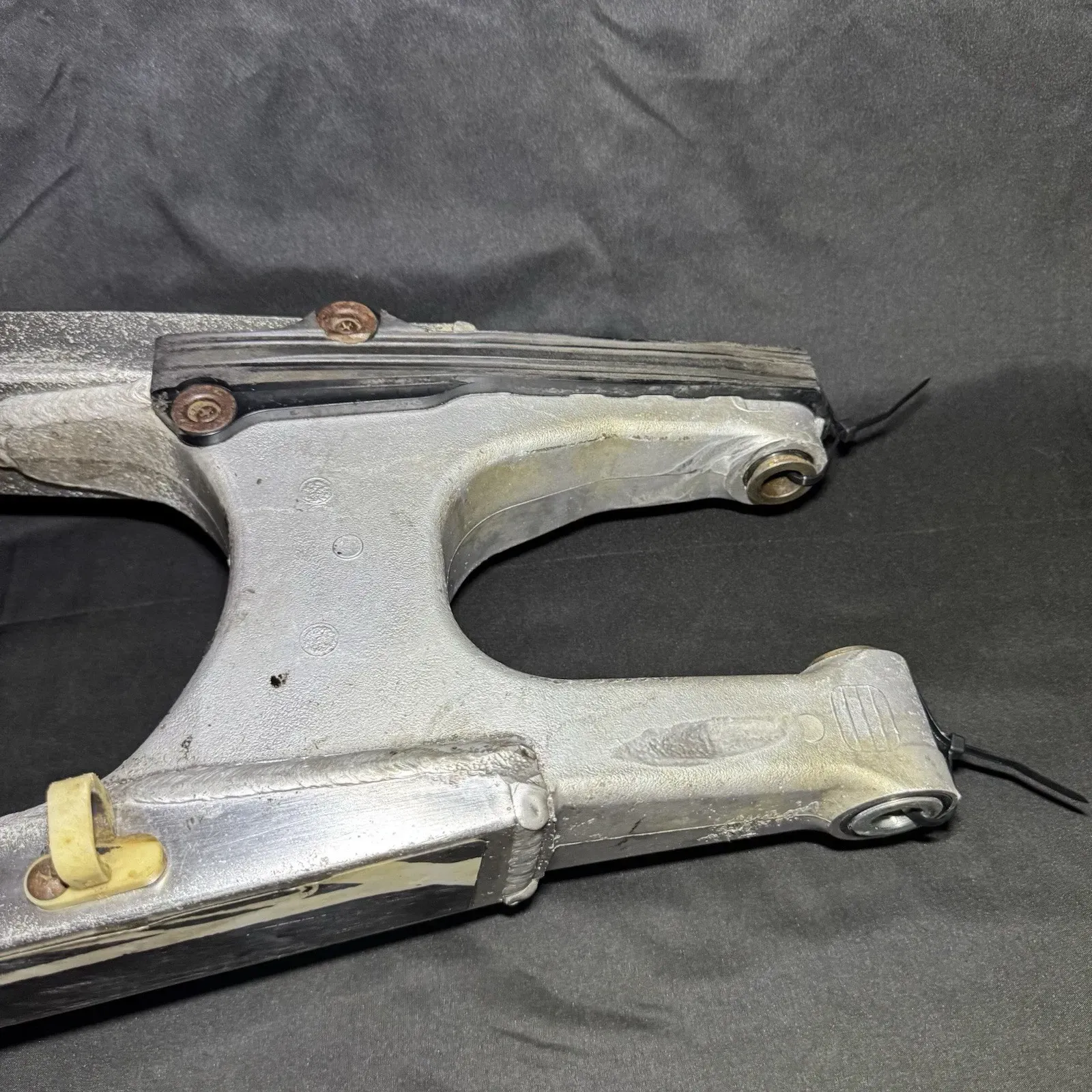 2002 96-06 RM125 RM250 OEM SWINGARM REAR SUSPENSION WHEEL SUPPORT 61000-37F40