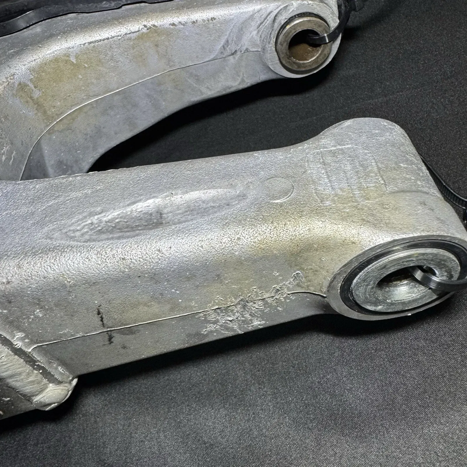 2002 96-06 RM125 RM250 OEM SWINGARM REAR SUSPENSION WHEEL SUPPORT 61000-37F40