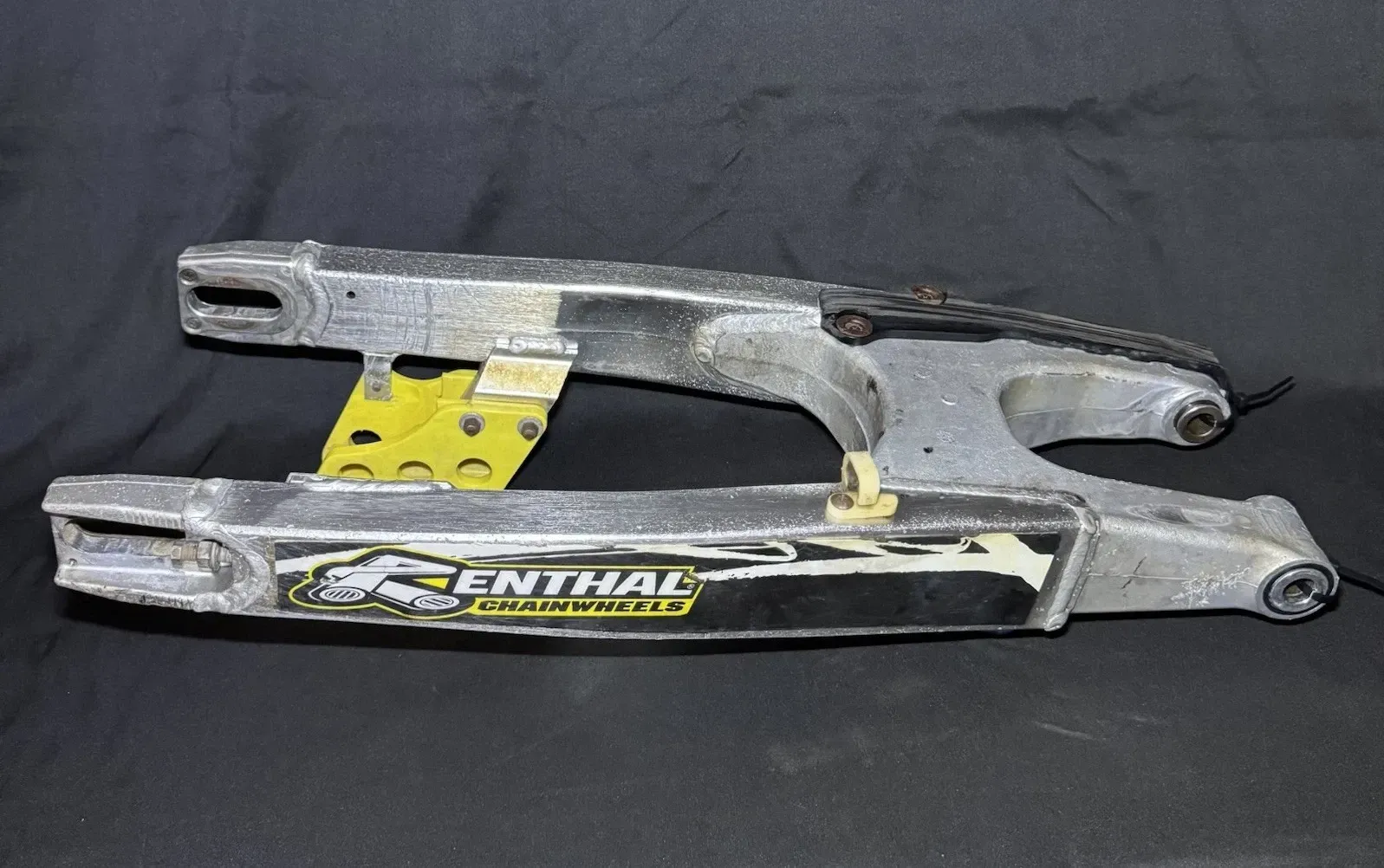 2002 96-06 RM125 RM250 OEM SWINGARM REAR SUSPENSION WHEEL SUPPORT 61000-37F40