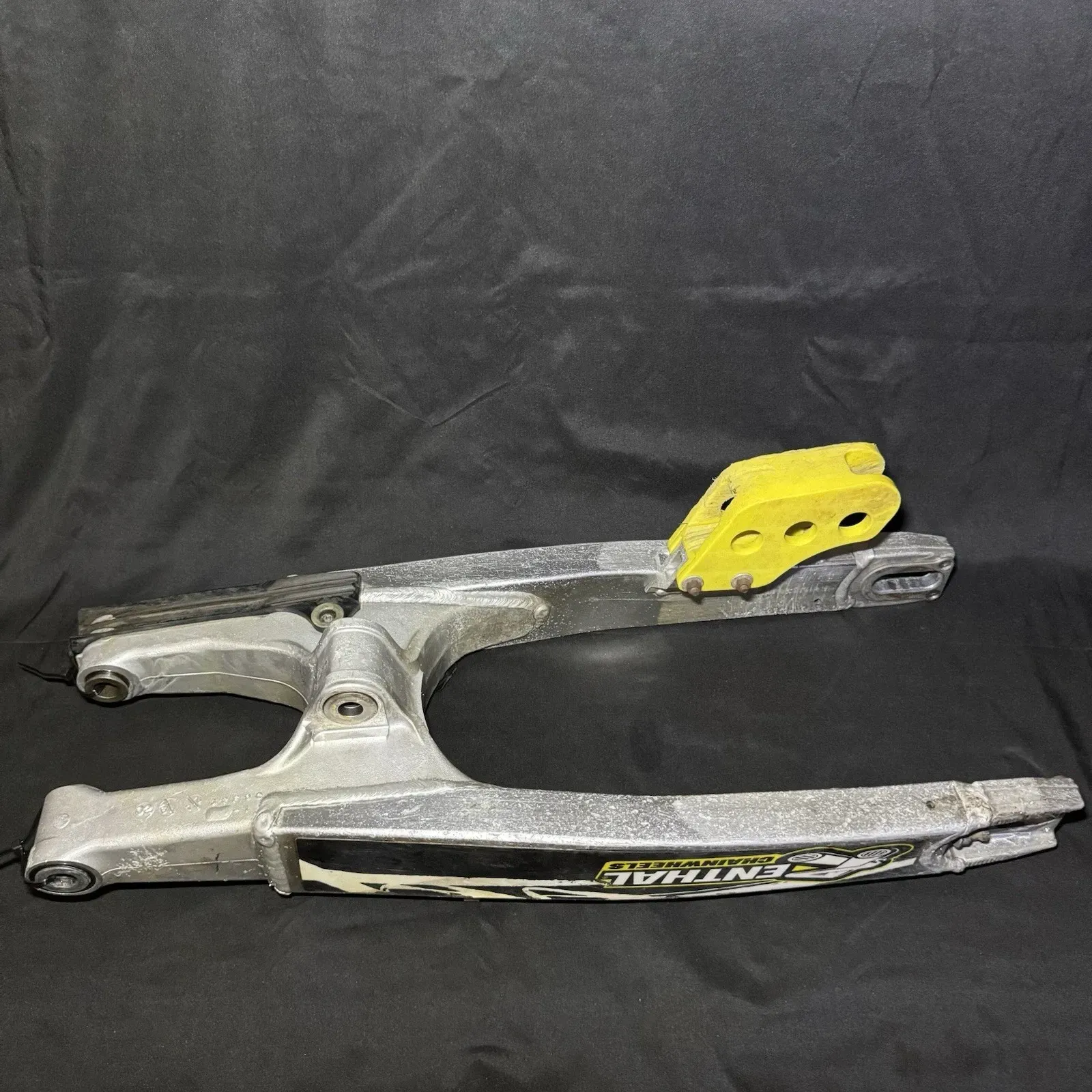 2002 96-06 RM125 RM250 OEM SWINGARM REAR SUSPENSION WHEEL SUPPORT 61000-37F40