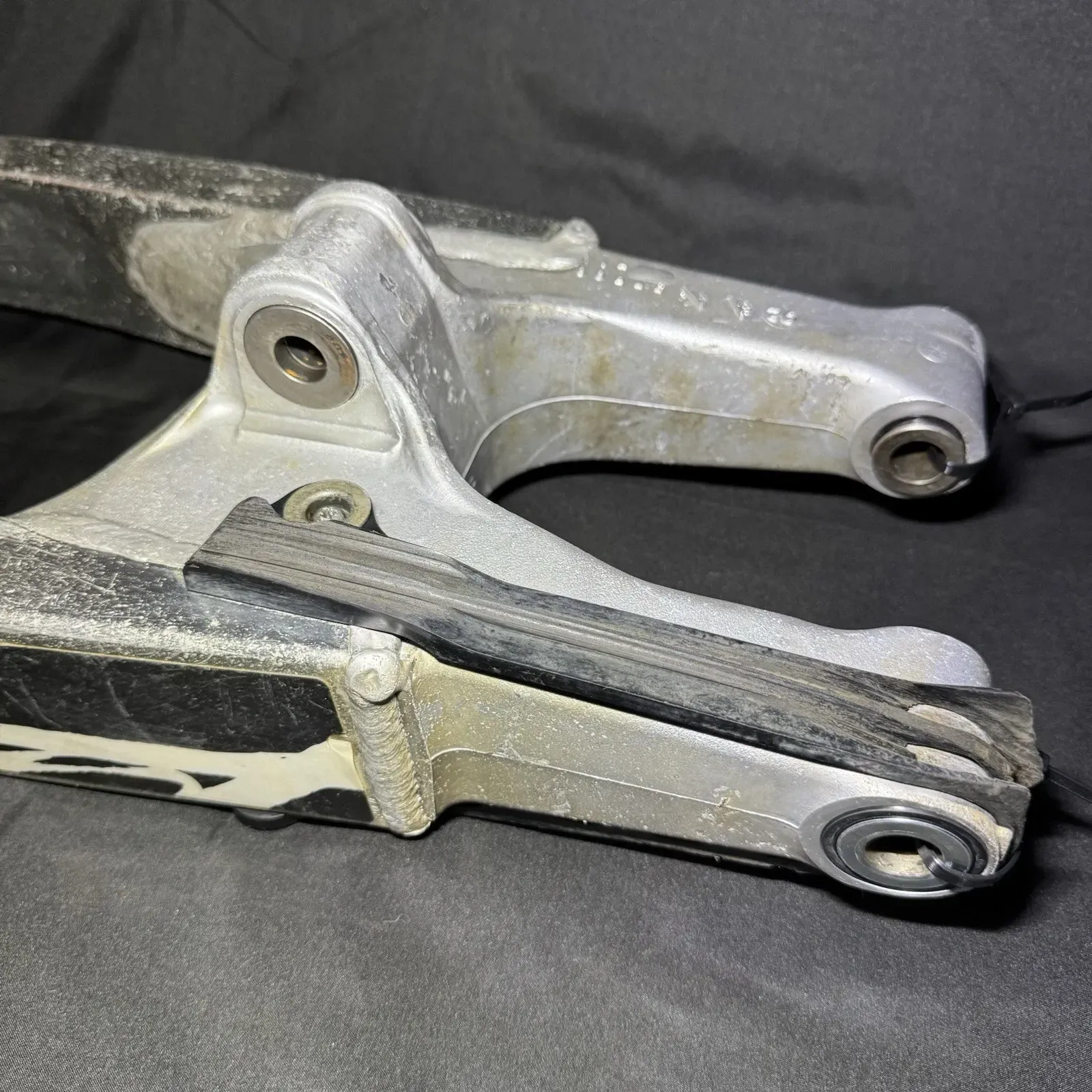 2002 96-06 RM125 RM250 OEM SWINGARM REAR SUSPENSION WHEEL SUPPORT 61000-37F40