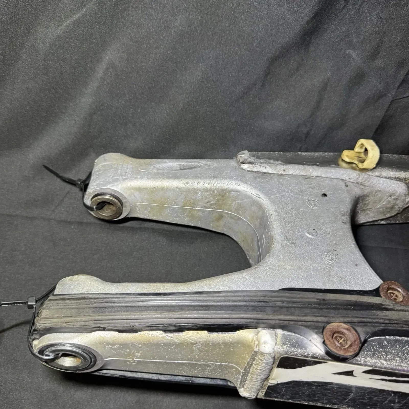2002 96-06 RM125 RM250 OEM SWINGARM REAR SUSPENSION WHEEL SUPPORT 61000-37F40