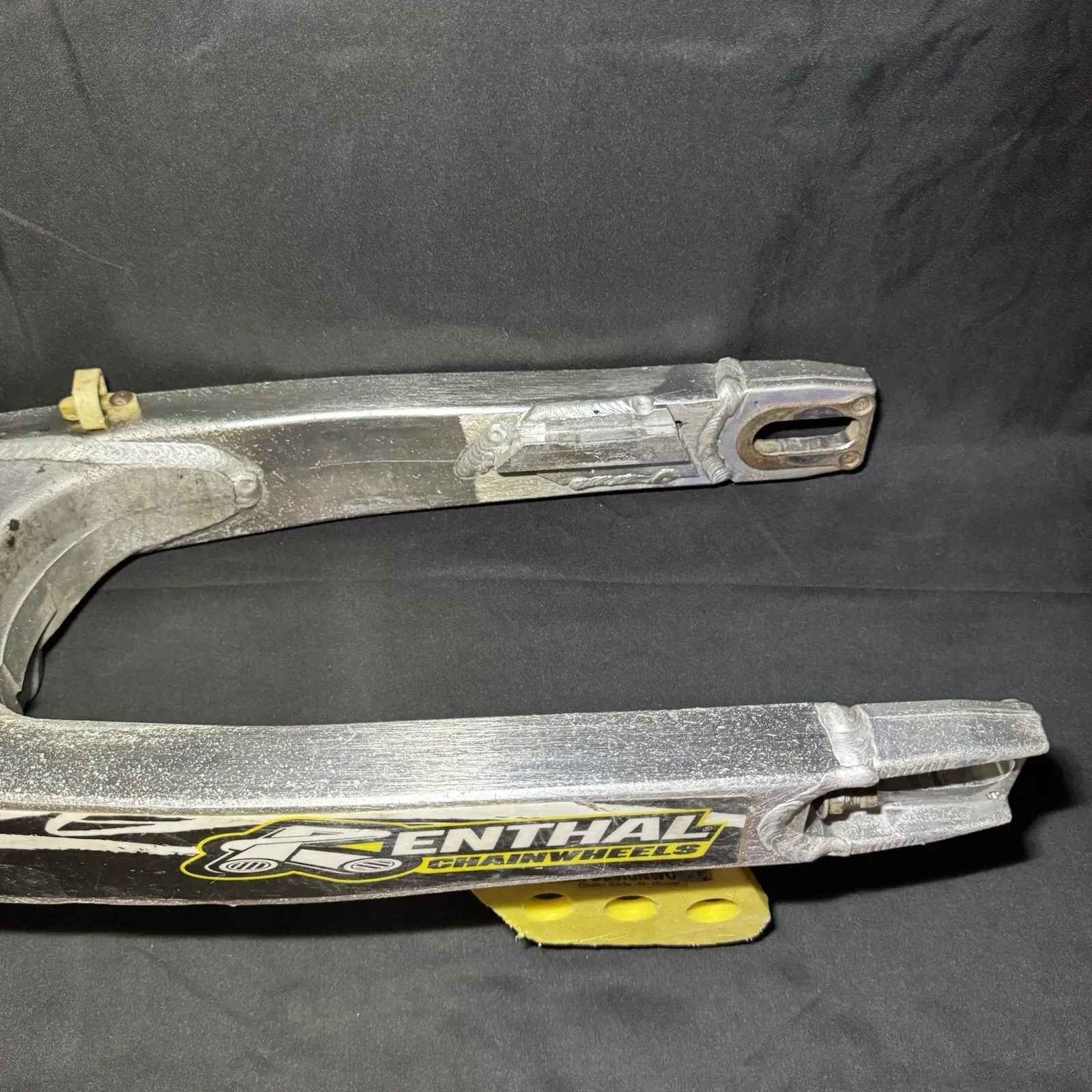 2002 96-06 RM125 RM250 OEM SWINGARM REAR SUSPENSION WHEEL SUPPORT 61000-37F40