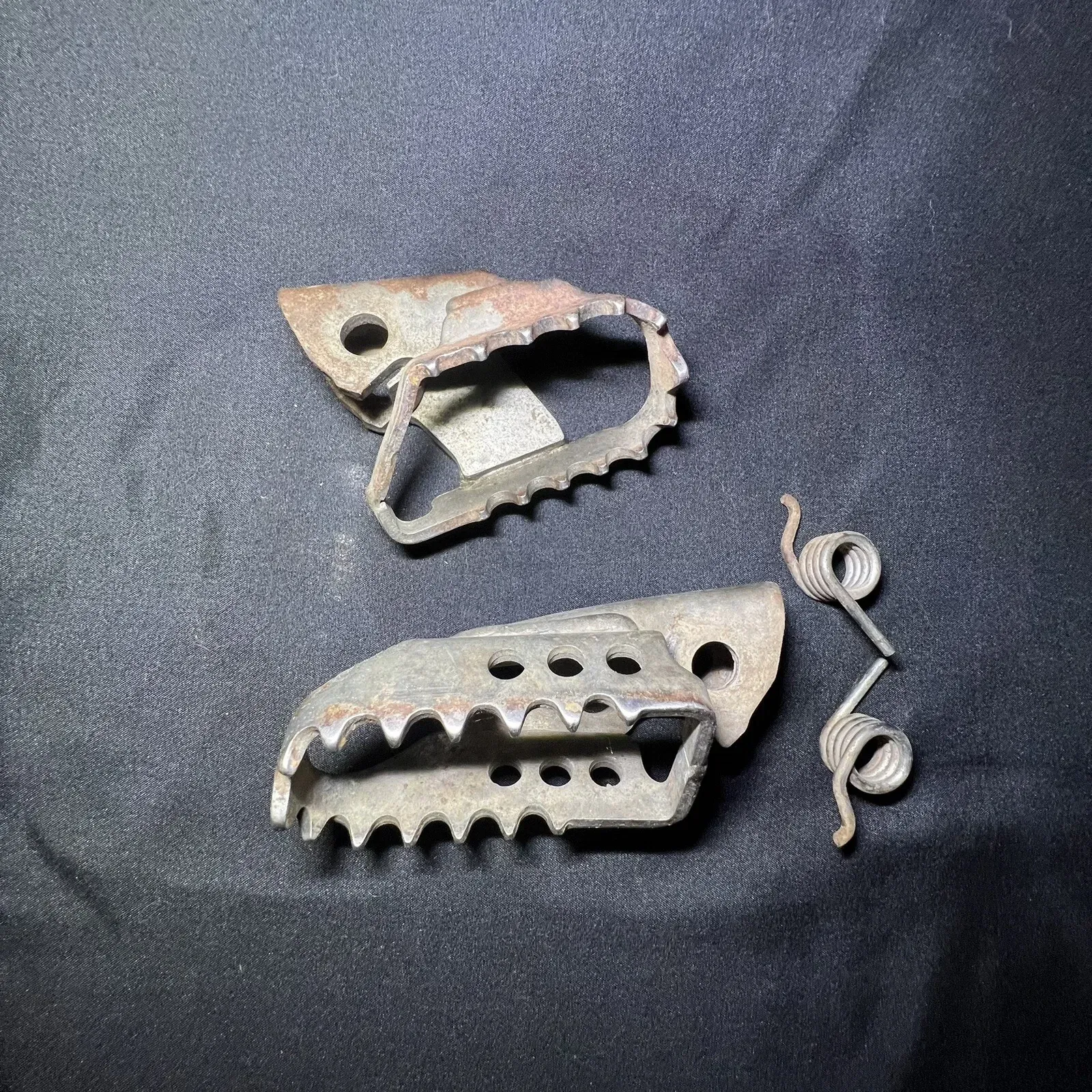 2000-2022 Yamaha  TTR 125 TTR125 Foot Pegs 4DA-27411-00-00 4GY-27421-00-00