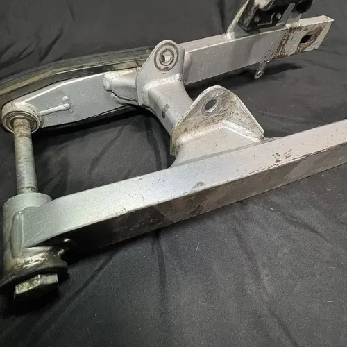 03-06 KAWASAKI KLX125 OEM SWINGARM SWING ARM SUSPENSION 33001-S001-530