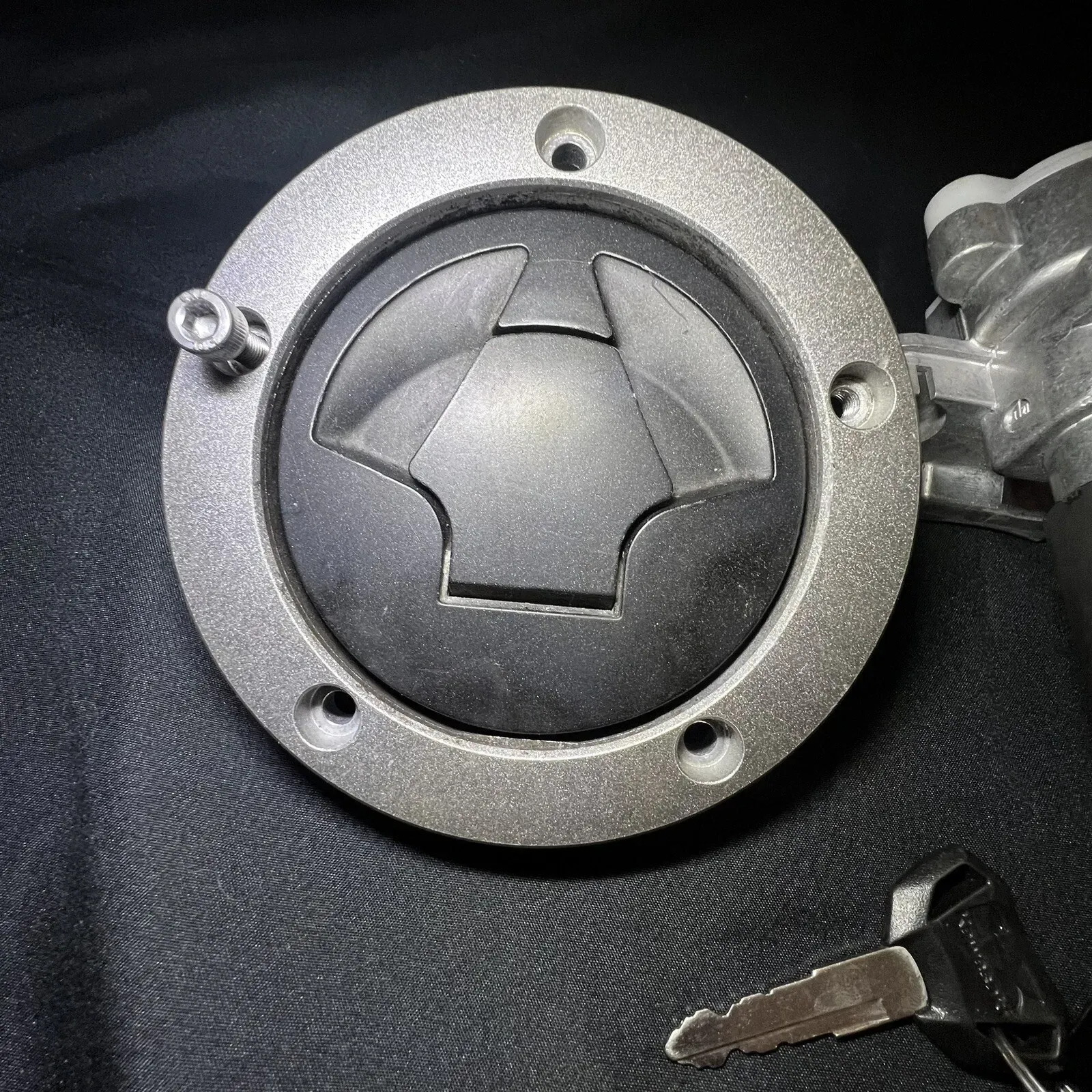Kawasaki Z125 2018 2017-2022 Ignition Fuel Cap And Key OEM Used Kawi 27005-0685