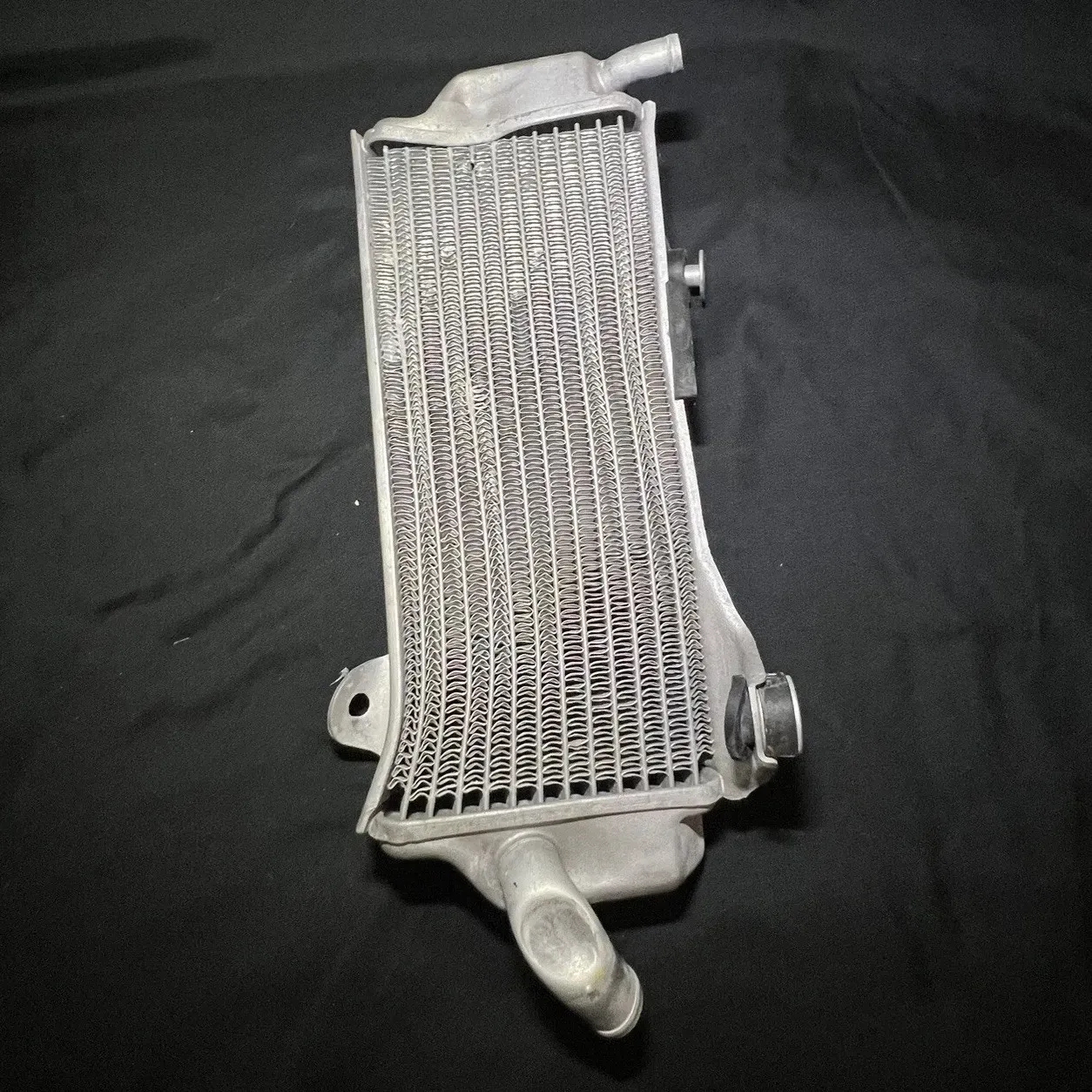 LH radiator Yamaha WR450F WRF450 18-23 WRF250 18-23 YZ250F YZ450F 18-23 OEM BENT
