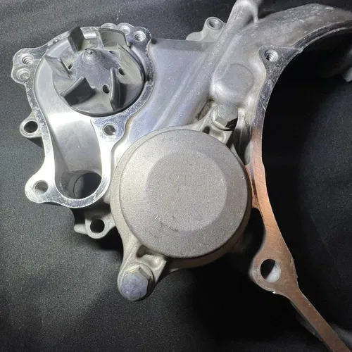 2016 14-17 YAMAHA YZ450F OEM RIGHT SIDE CASE INNER CLUTCH COVER WATER PUMP