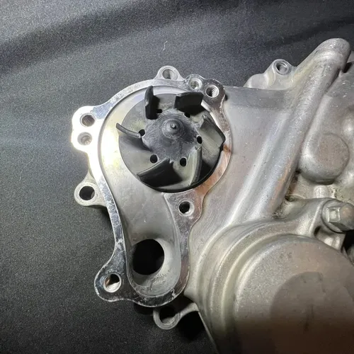 2016 14-17 YAMAHA YZ450F OEM RIGHT SIDE CASE INNER CLUTCH COVER WATER PUMP