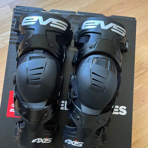 EVS Protective Knee Braces - Size Medium