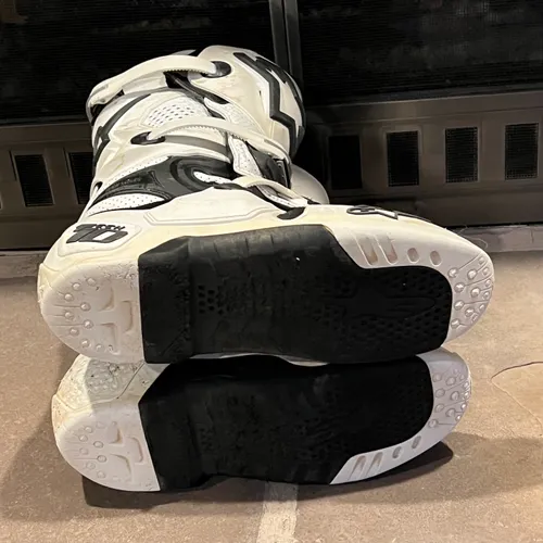 Alpinestars Tech 10 - Great Condition!