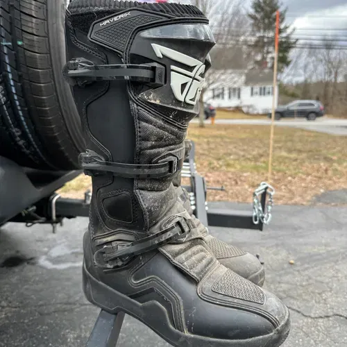 Fly boots size 9 sales