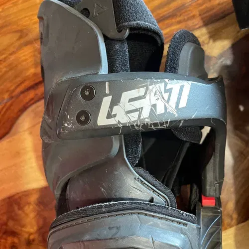 Leatt C Frame Carbon Knee Braces 