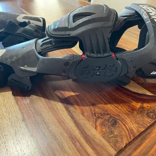 Leatt C Frame Carbon Knee Braces 