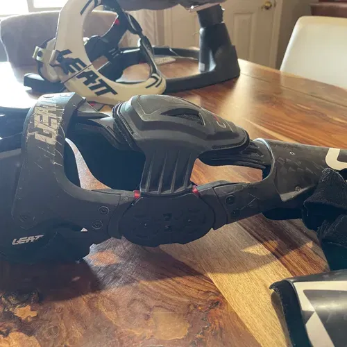 Leatt C Frame Carbon Knee Braces 