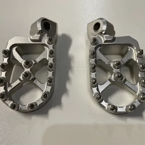 Yamaha Lowering Pegs by Flo