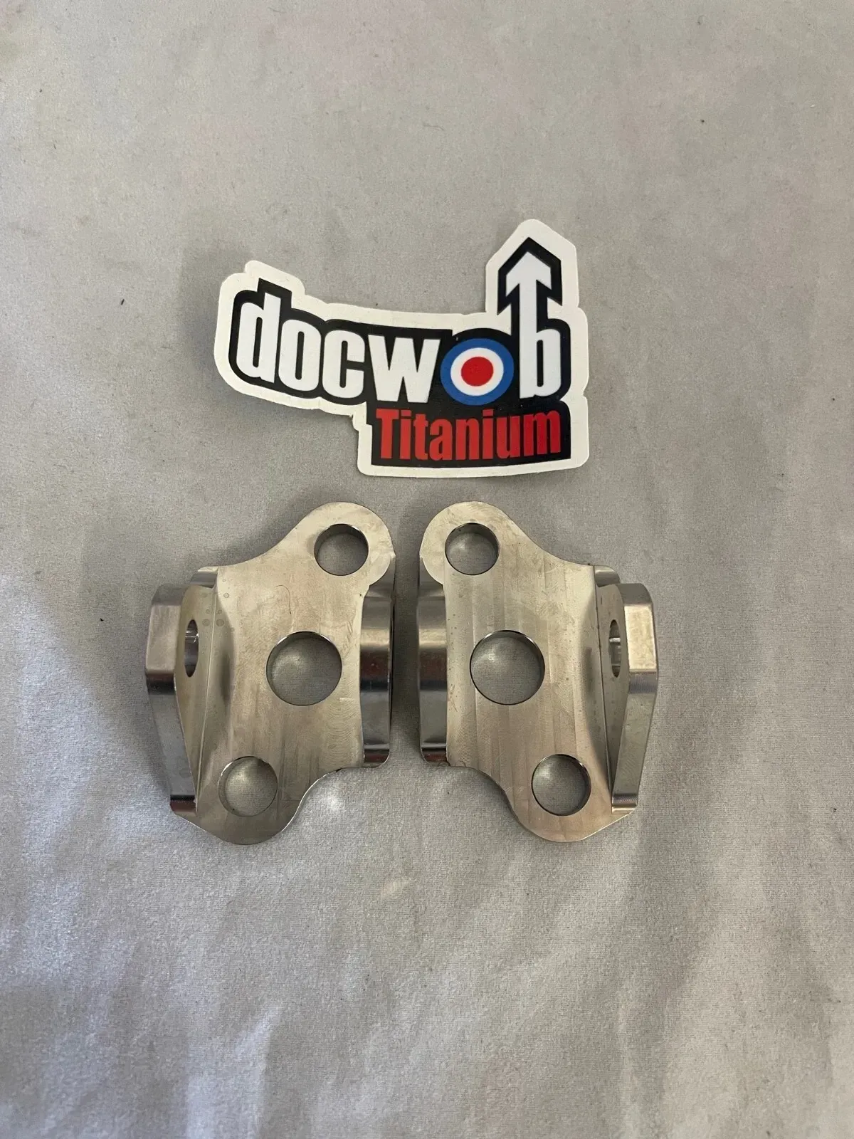 Yamaha YZ 125 2011 Docwob Titanium foot peg brackets hangars mounts
