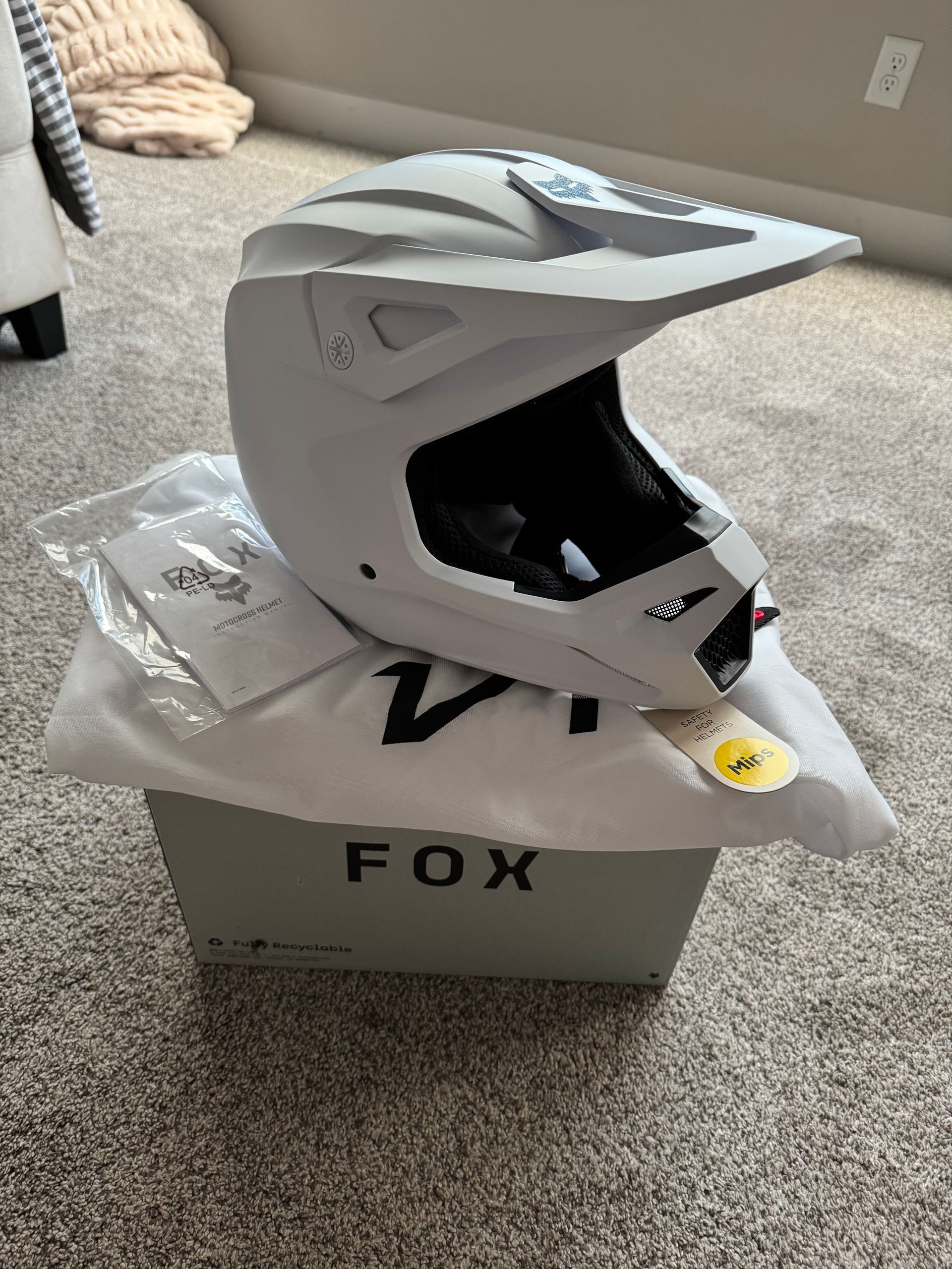 FOX V1 Race ヘルメット XLサイズ ホワイト Amazon.com: Fox Racing V1 Motocross Helmet, Streak White, X