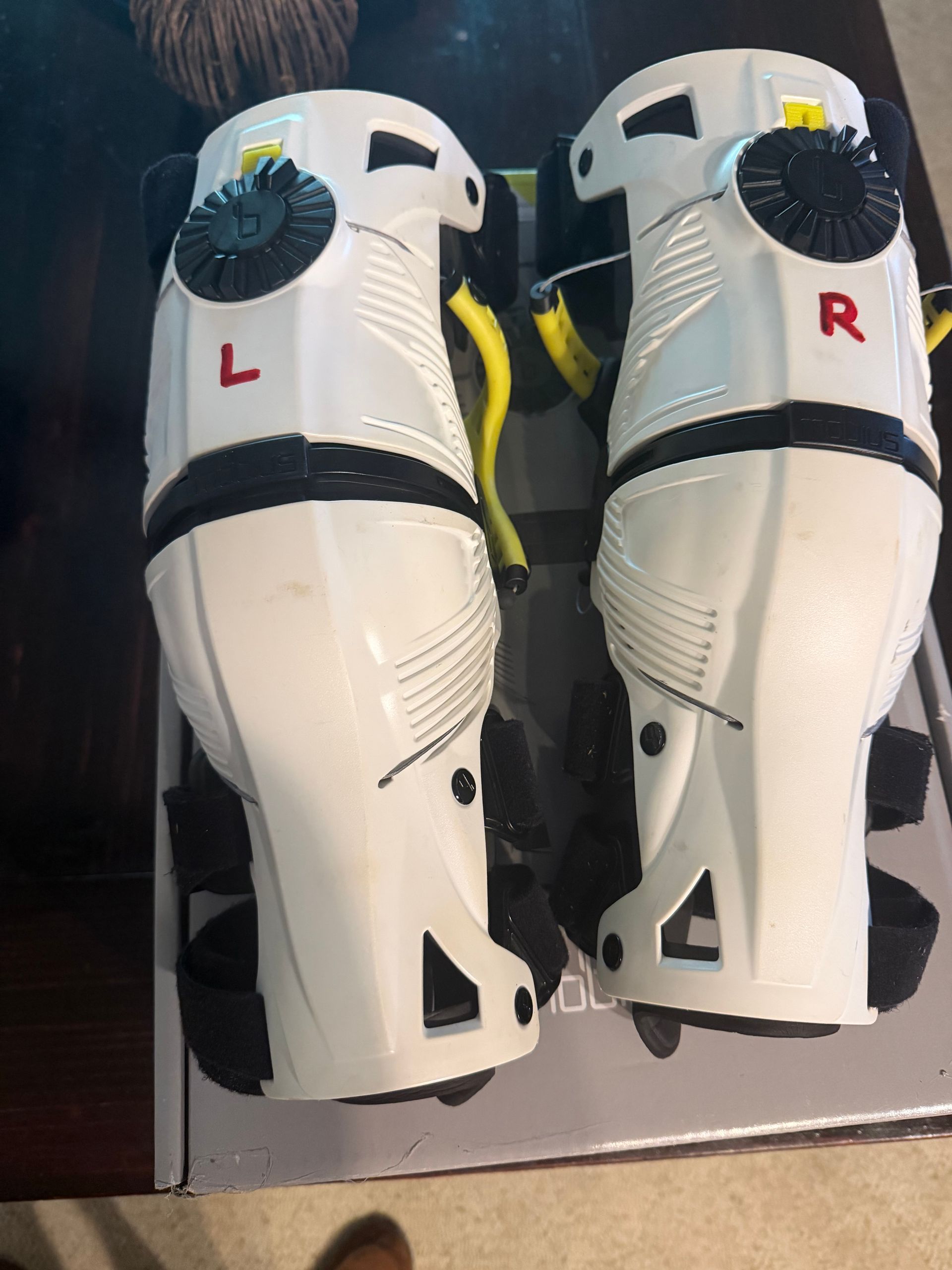 Mobius x8 knee braces xs