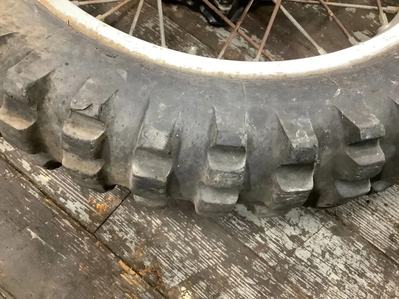 1977 77 YAMAHA IT400 IT 400 REAR WHEEL / TIRE / RIM HUB