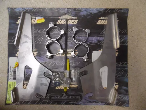 BOX23 MEM9909 MEMPHIS SHADES QUICK CHANGE MOUNT KIT FOR FAT/SLIM WINDSHIELDS NOS