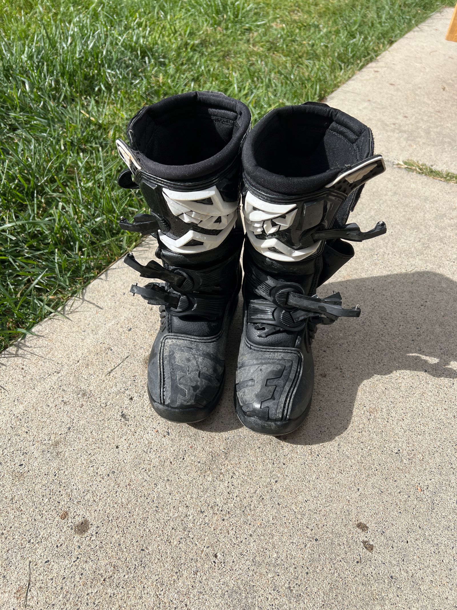 Fly boots size 6 sale hot sale