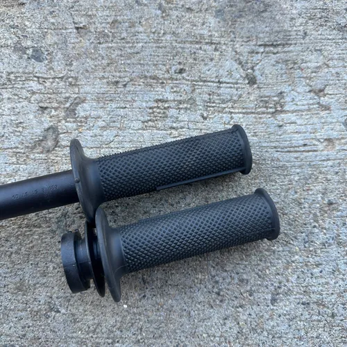 2 Renthal fatbars