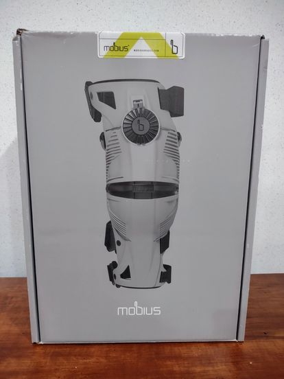 Mobius X8 Knee Braces - Size Large