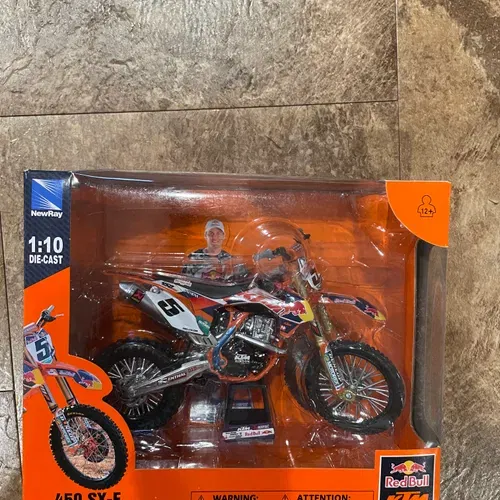 Ryan Dungey Signed Model And Hat