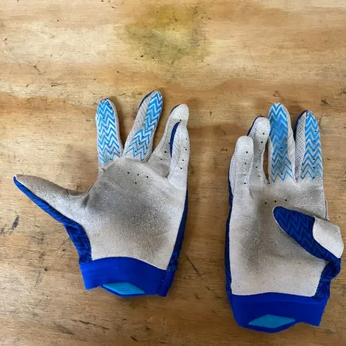 100 Gloves