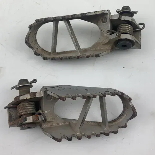 Kx100 footpegs top