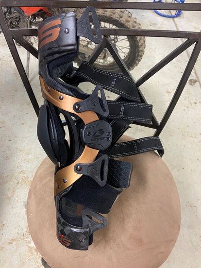 EVS Protective Web Knee Braces - Size L