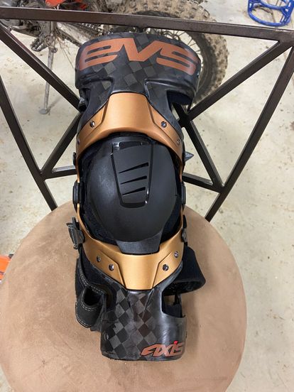 EVS Protective Web Knee Braces - Size L