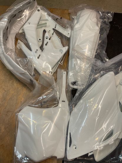 Ufo Plastic Kit 5pcs White
