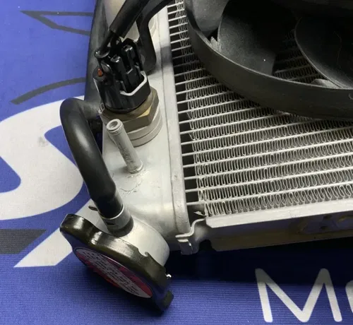 Suzuki Radiator Assembly W/ Fan GSXR 600 2004-2005 OEM 17800-29G00
