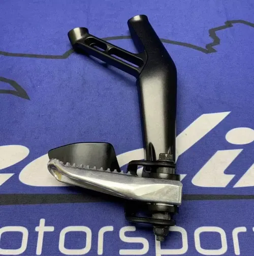 Yamaha Right Passenger Foot Rest Set YZF-R7 2022-2025 OEM 2CR-2742L-01-00