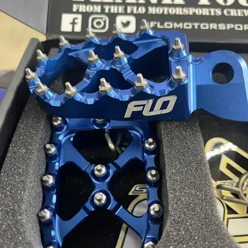 Flo Footpegs 