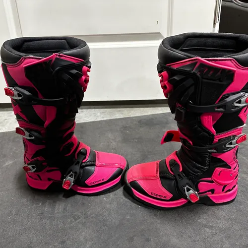 Woman's Fox Boots Size