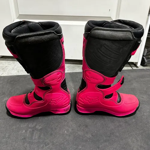 Woman's Fox Boots 
Size 7