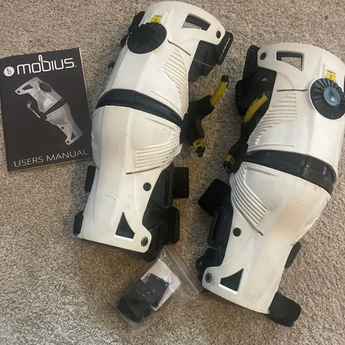 Mobius X8 Knee Braces (small)