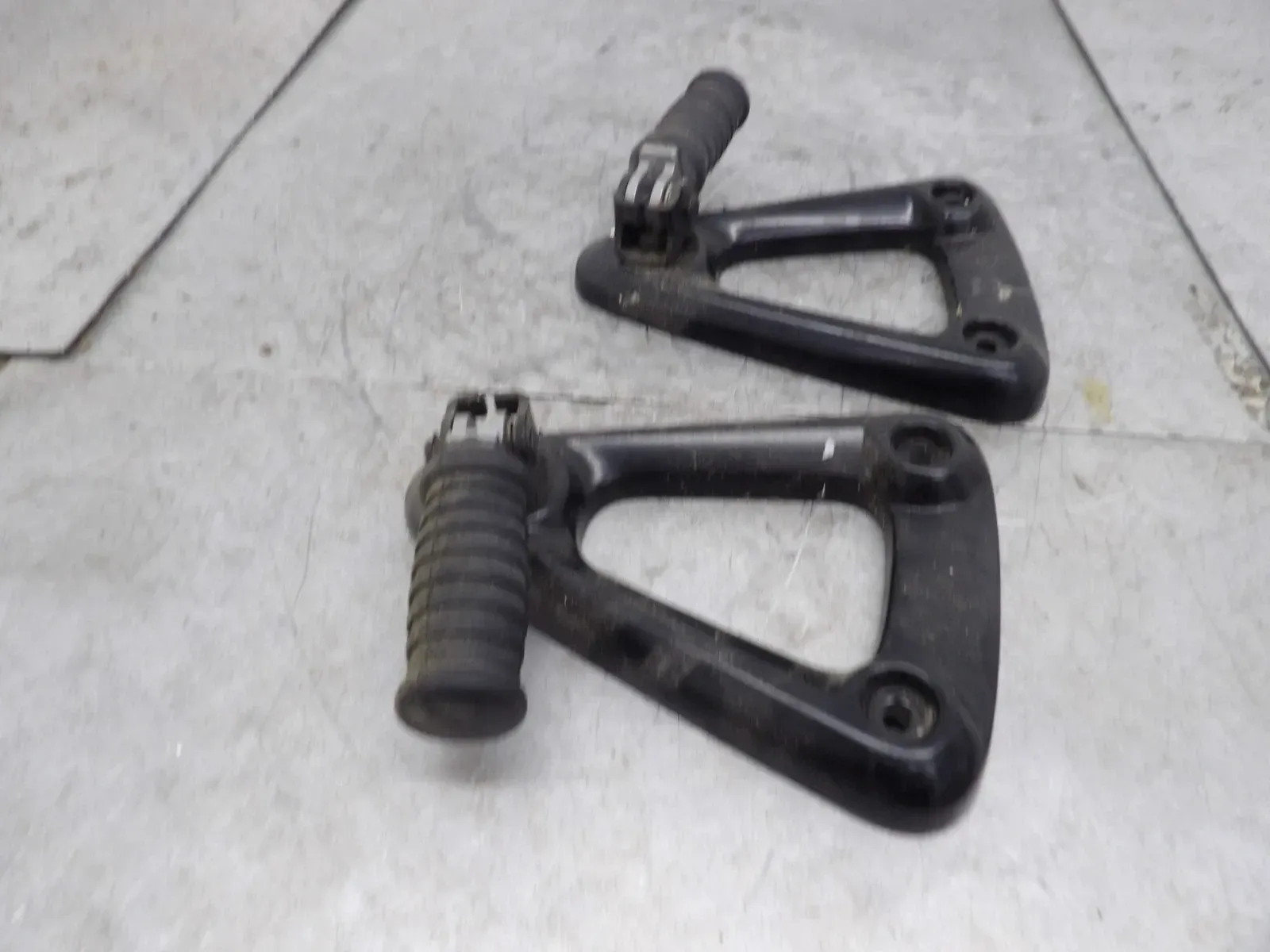 2009 09-17 Triumph AMERICA Rear Passenger Foot Pegs Set Left Right T2081063