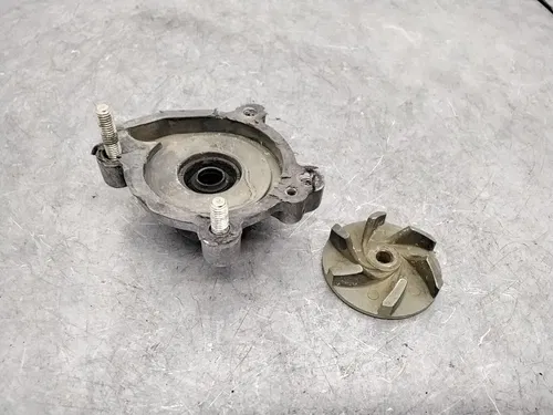 1998 POLARIS XPLORER 400L OEM ENGINE WATER COOLANT PUMP COVER W IMPELLER